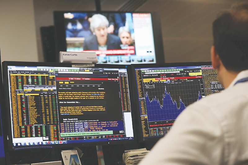 ●圖為投資公司經理人觀看盤勢與即時新聞。圖/本報資料照片 image