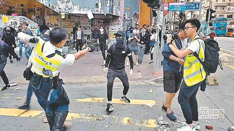 港警向黑衣人開槍。(截圖自微博@戴賓雅) image