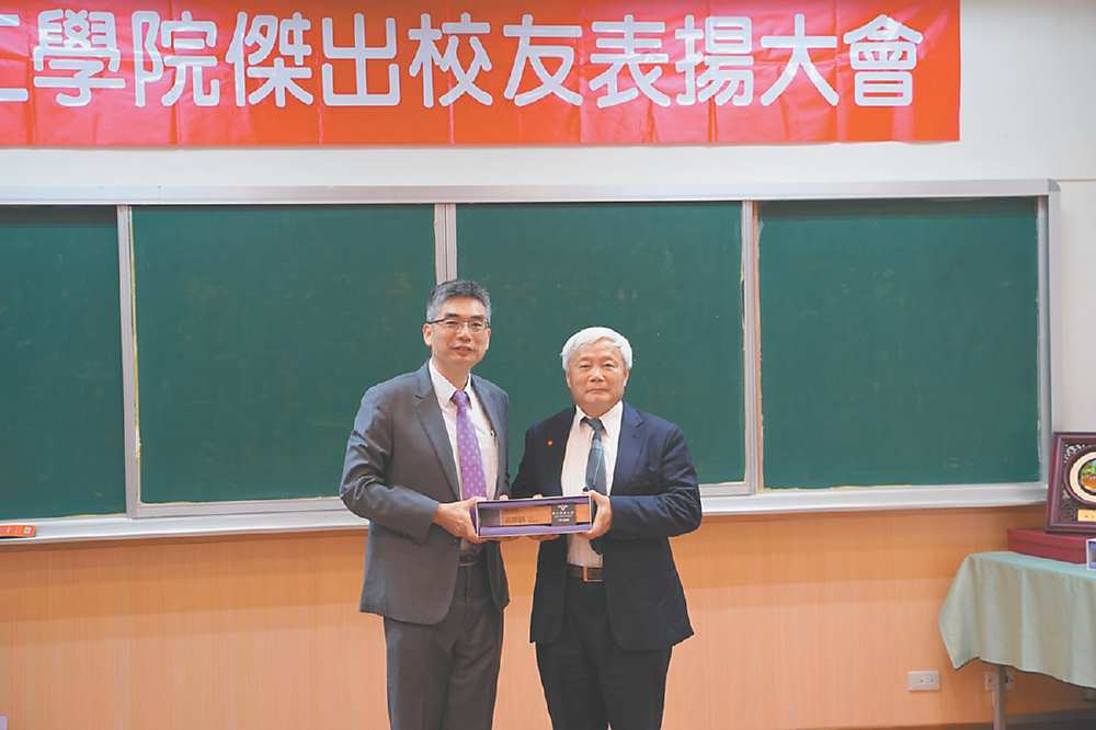 ●科盛科技執行長暨董事長張榮語博士(右)獲頒國立清華大學工學院第22屆傑出校友。圖/業者提供 image