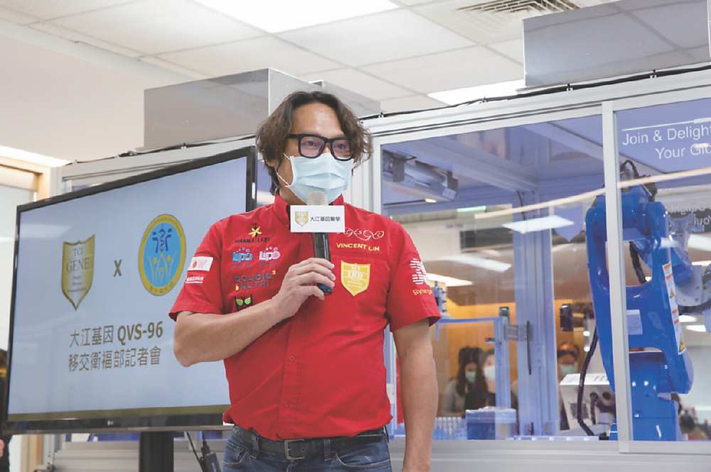 ●大江董事長林詠翔表示,公司還有兩台QVS-96s(後方機器),可加入防疫檢測行列。圖/杜蕙蓉 image