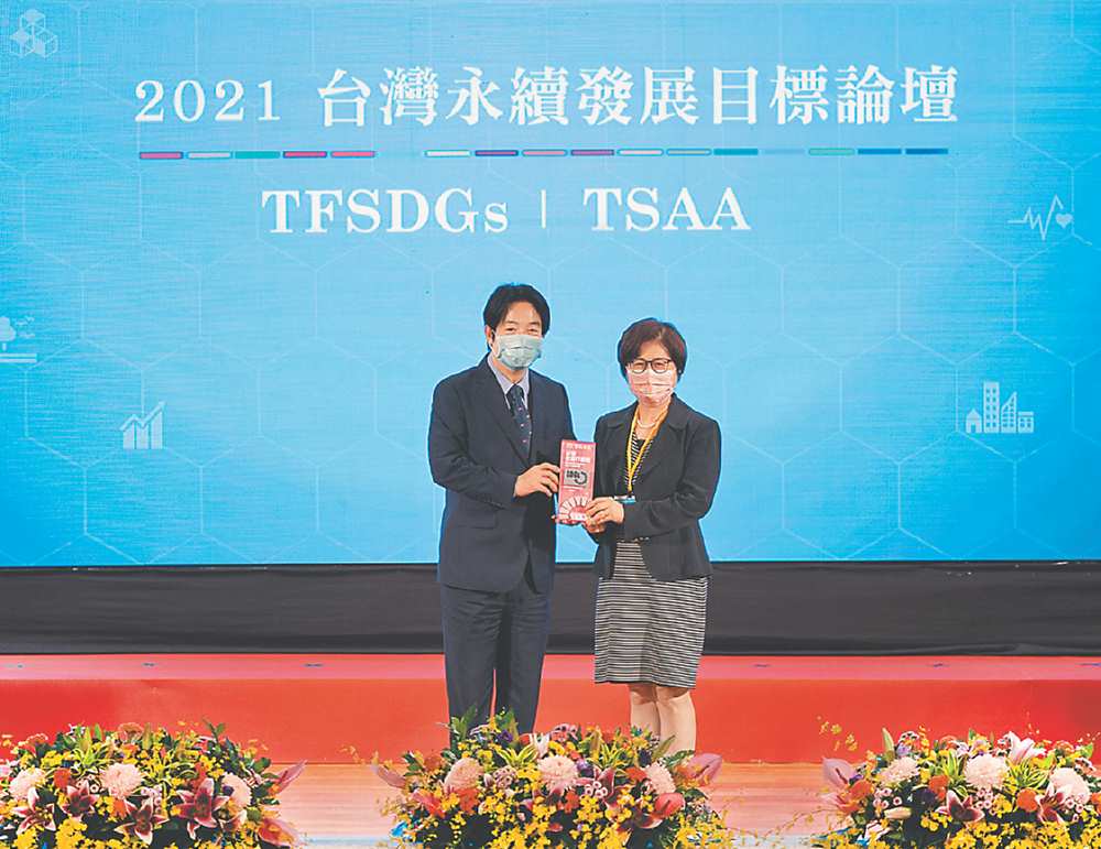 ●第一銀行榮獲首屆「台灣永續行動獎」二大獎項,由副總統賴清德(左)頒獎、第一銀行董事長邱月琴(右)代表受獎。圖/第一銀行提供 image