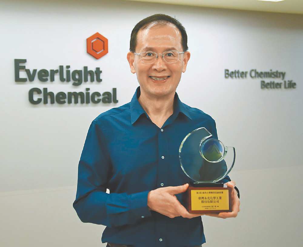 ●永光化學長期推動「綠色化學」,獲行政院環保署頒發第二屆「綠色化學應用及創新獎」,由該公司總經理陳偉望代表接受表揚。圖/永光化學提供 image