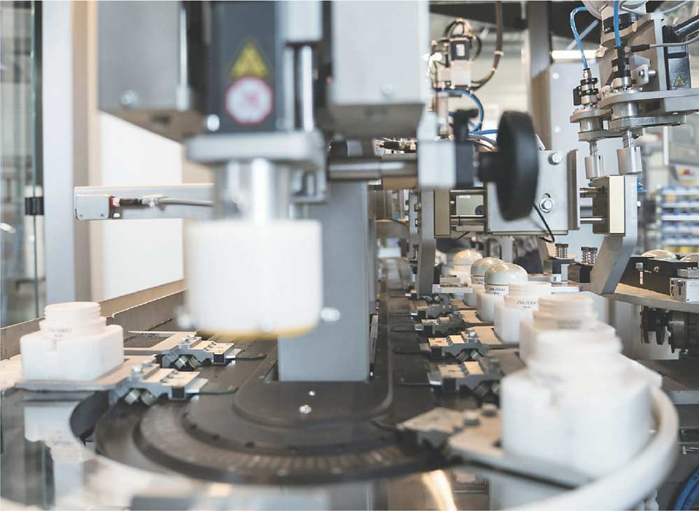 ●XTS輸送技術用於封閉資生堂化妝品容器之緊湊型機器。圖/倍福自動化提供 image