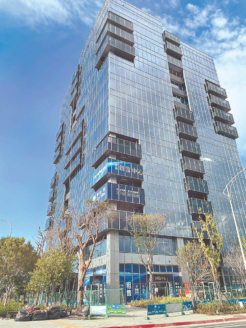 ●華固2021年完工交屋的「華固創富中心」,每坪成交單價高達78.2萬元。圖/本報資料照片 image