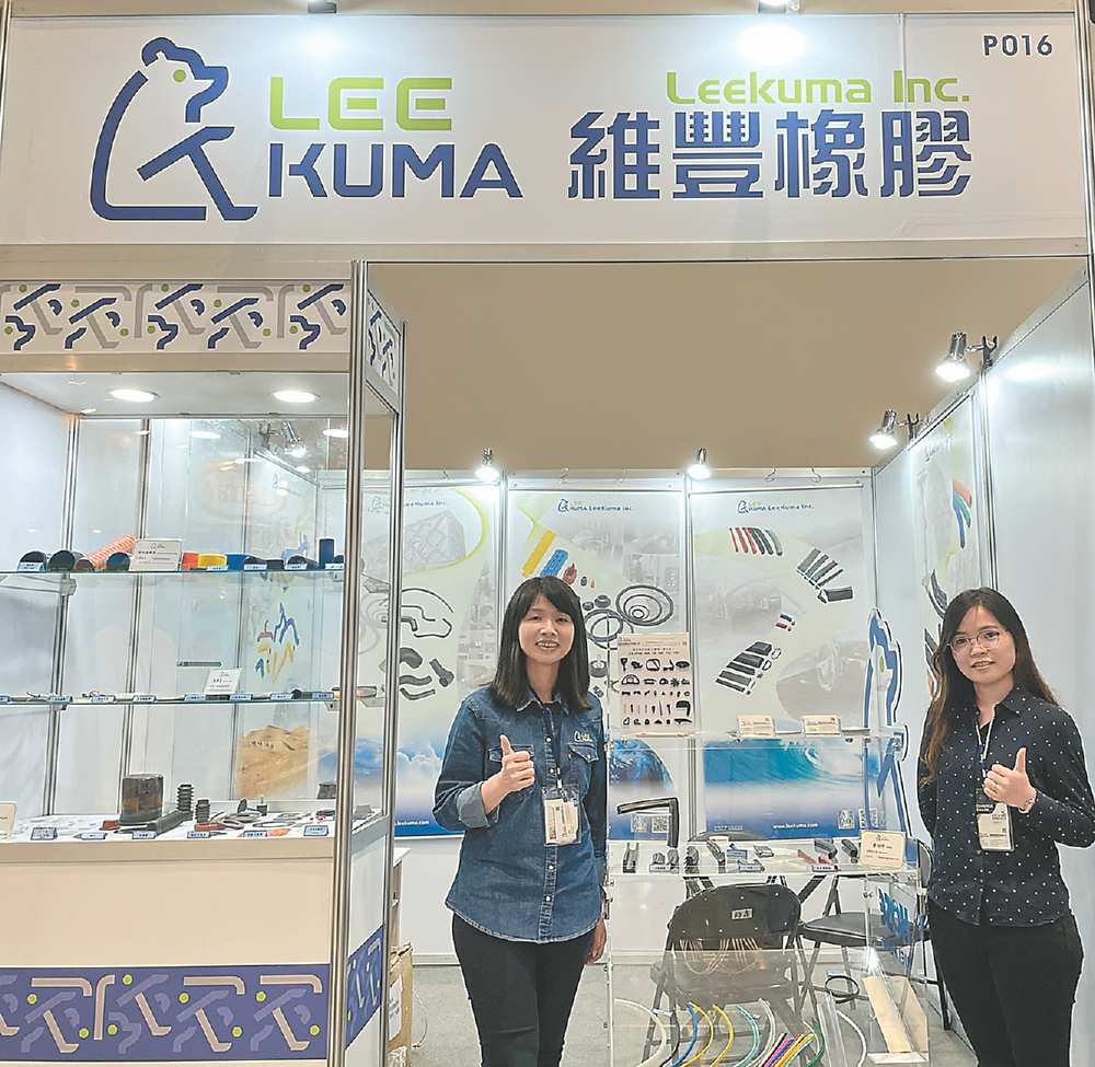 ●維豐橡膠副總張瓊文(左)表示,從密封與襯墊、隔音與防震、電力防護與絕緣材料等橡塑膠產品,滿足了汽機車、建材、機械、食品包裝及消費性產品等各種工業的需求。圖/李水蓮 image
