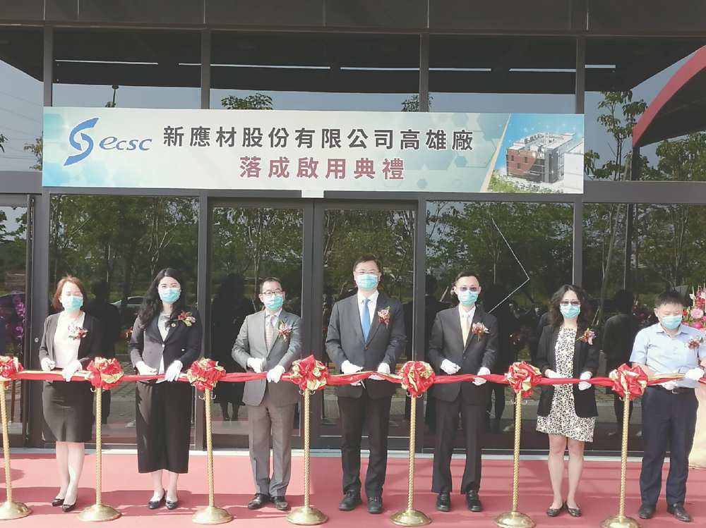 ●高雄市副市長羅達生(右四)、董事長詹文雄(左三)、工業局副局長陳佩利(左二)、南科管理局副局長鄭秀絨(左一)、總經理郭光埌(右三)。圖/周榮發 image