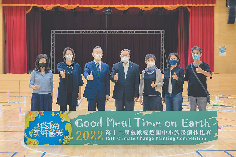 ●總召集人簡又新大使(左三)、評審長台陽美術協會理事長吳隆榮(左四)與評審委員共賀年度氣候變遷繪畫比賽圓滿成功。圖/主辦單位提供 image