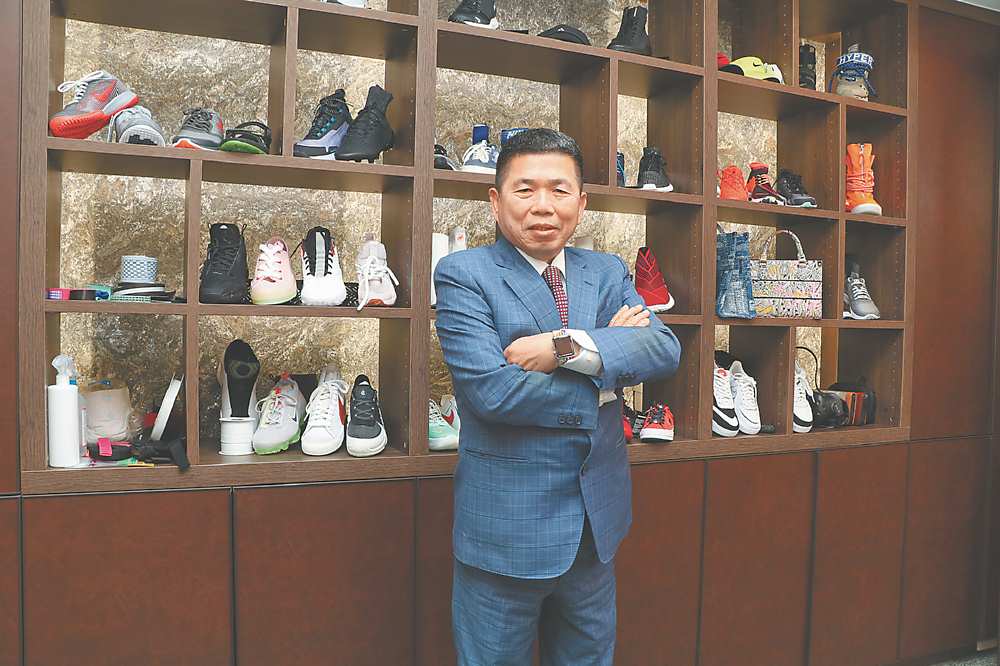 ●百和-KY董事長鄭國烟,手上戴著Apple Watch,其表帶是由百和-KY旗下子公司供貨。圖/劉朱松 image