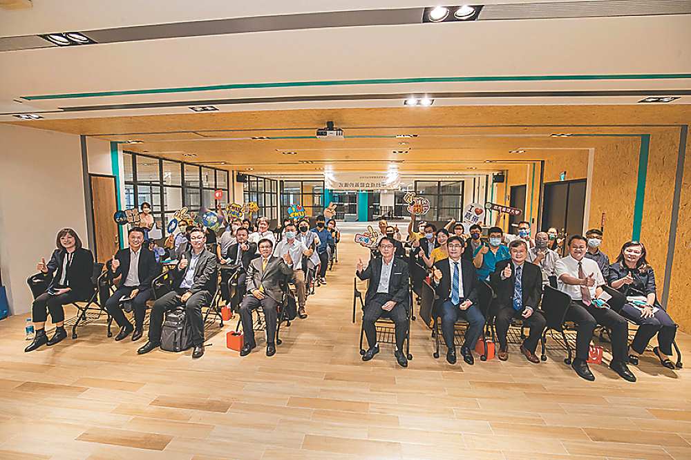●嘉藥聯手各界推動「ESG永續發展產學研平台」。圖/嘉藥提供 image