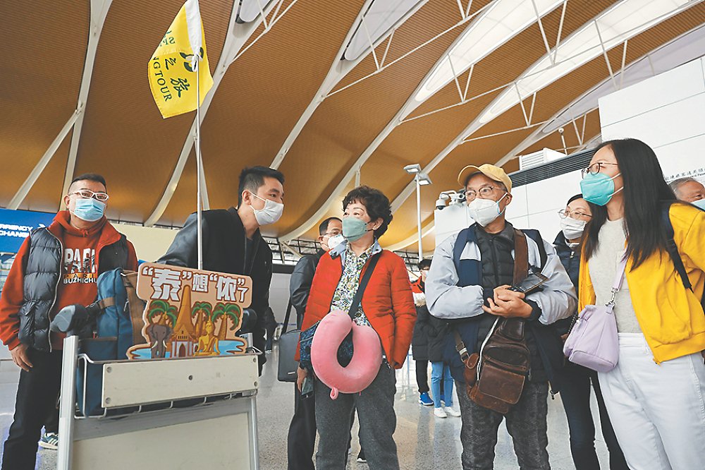 大陸「十一」黃金周假期的到來,旅遊市場即將迎接另一波商機,預計超過2,100萬人在這八天假期中搭乘航班旅行。目的地以首爾、東京兩條國際旅線最受陸客喜愛。圖/中新社 image