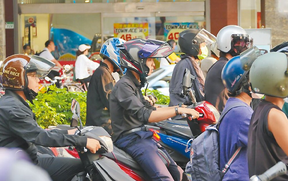 機車廠新車熱戰進入下半場,繼光陽及Gogoro上半年陸續推出全新油、電機種後,銷售龍頭三陽也在12日正式於台灣上市全新黃牌跨界ADXTG加入熱戰。圖/本報資料照片 image