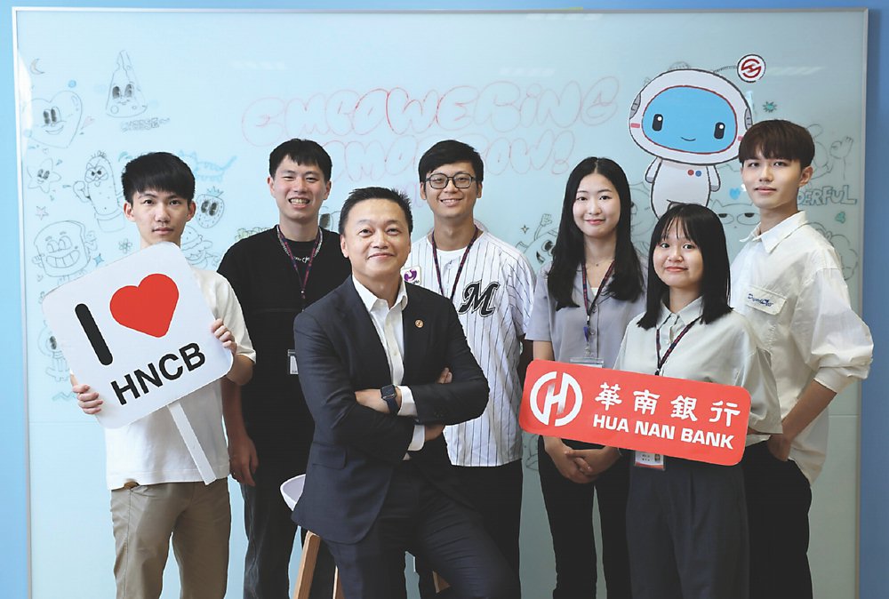 ●華南銀行副總經理陳晞涵與實習生於成果發表會後合影。圖/華南銀提供 image