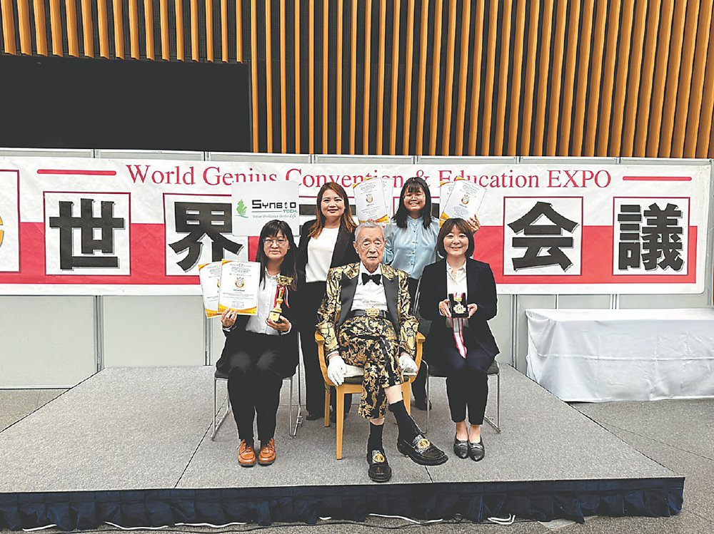 生合生物團隊與日本發明家「中松義郎博士(Mr.Yoshio Nakamatsu)」合影。圖/生合生物提供 image