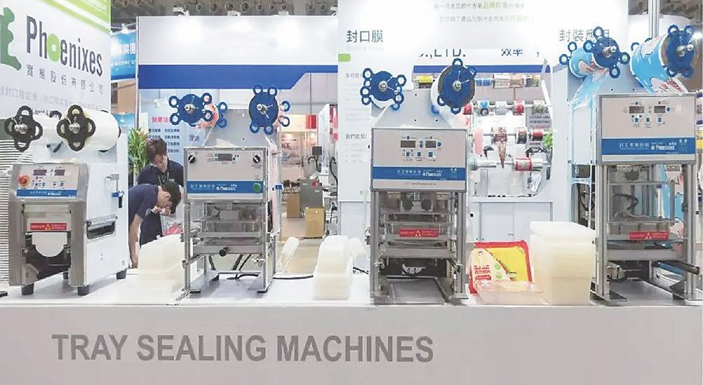 在台北國際食品包裝展中,封王實業推出最新AI吧台產品,將在國際市場秀出「創新封裝與多元的最新應用」。圖/林宜蓁 image