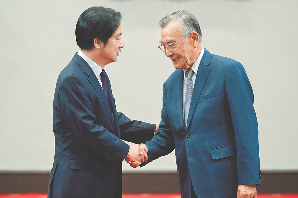 總統賴清德21日出席「2025亞太經濟合作經濟領袖會議代表團行前記者會」,向APEC領袖峰會代表林信義交付三項任務。圖/總統府提供 image