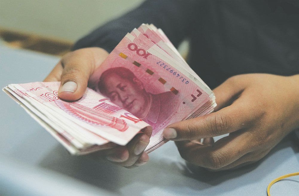 中國人民銀行主導下,人民幣兌美元中間價報7.0930元,再創2024年10月15日以來新高。圖/美聯社 image