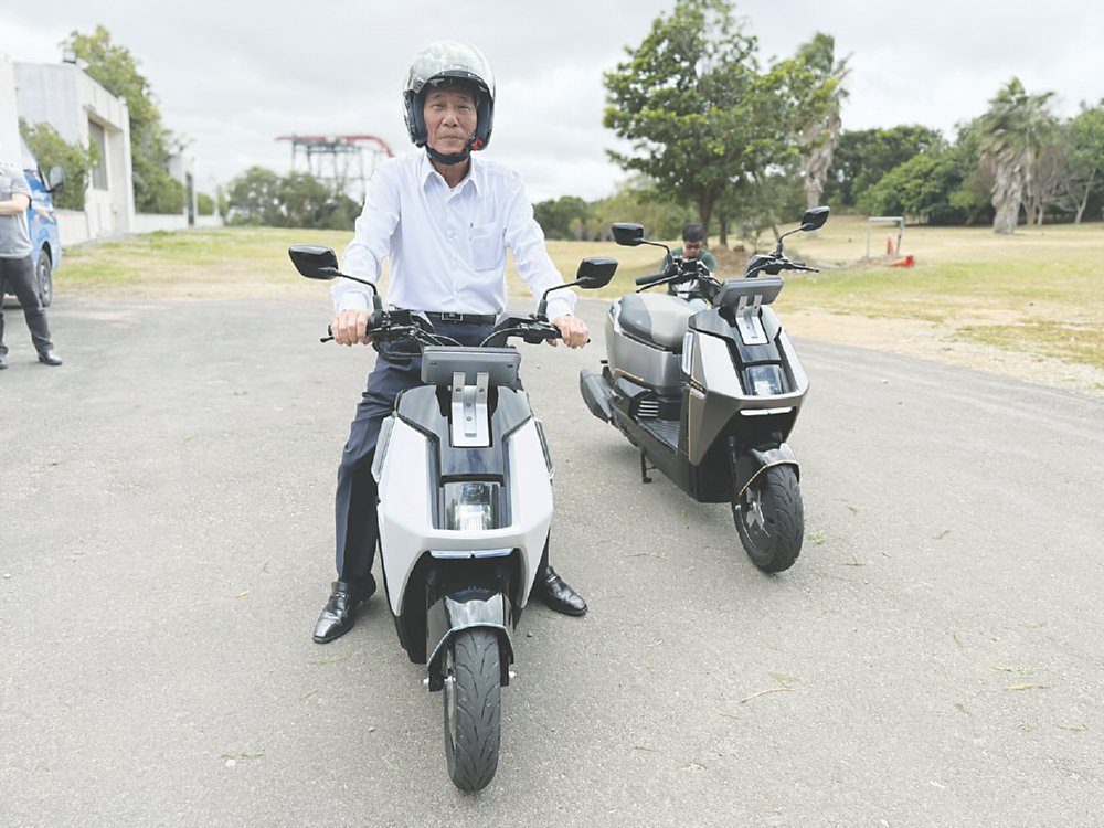 三陽董事長吳清源親自試乘PE3。圖/陳慜蔚 image