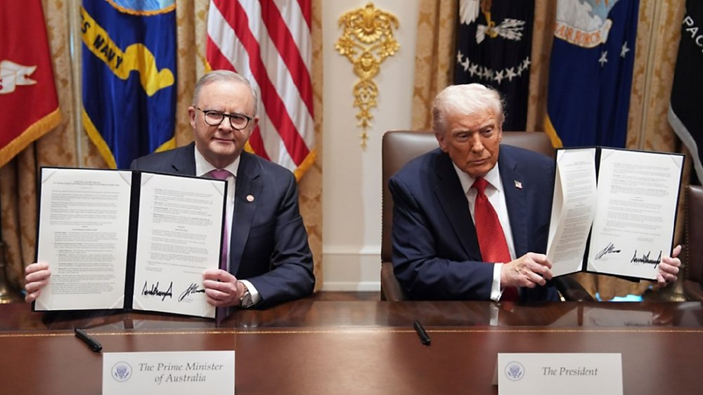 澳洲總理艾班尼斯(左)20日赴白宮與美國總統川普(右)會晤,雙方簽署協議加強二國在關鍵礦物與稀土領域的合作,設法降低對中國供應鏈的依賴。圖/美聯社 image