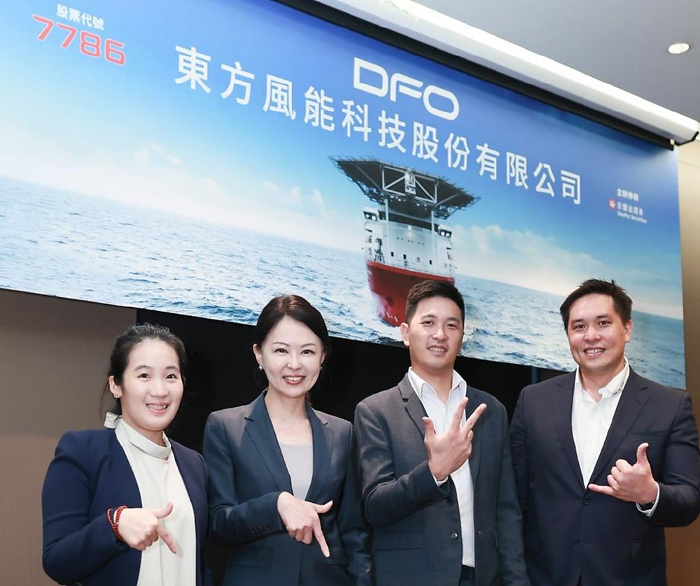東方風能經營團隊。右二為執行長陳柏霖,左二為財務長蘇容儀。圖/袁延壽 image