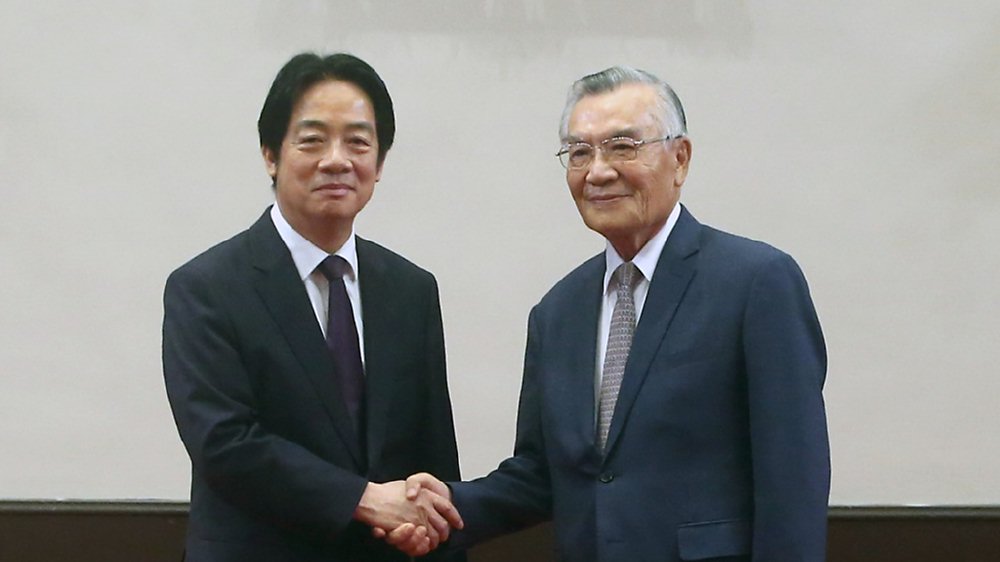 本次APEC領袖代表林信義(右)日前表示,少子化人口變遷與AI是今年APEC最優先的議題。圖/本報資料照片 image