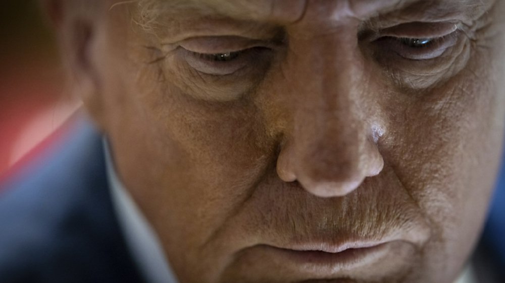 美國總統川普25日再宣布對加拿大額外加徵10%關稅。圖/美聯社 image